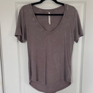 Babaton Short Sleeve V-Neck Top - Dusty Purple